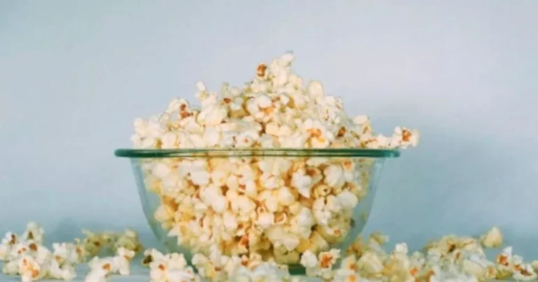 Can Dogs Eat Skinny Pop Popcorn? Ingredients & Health Risks